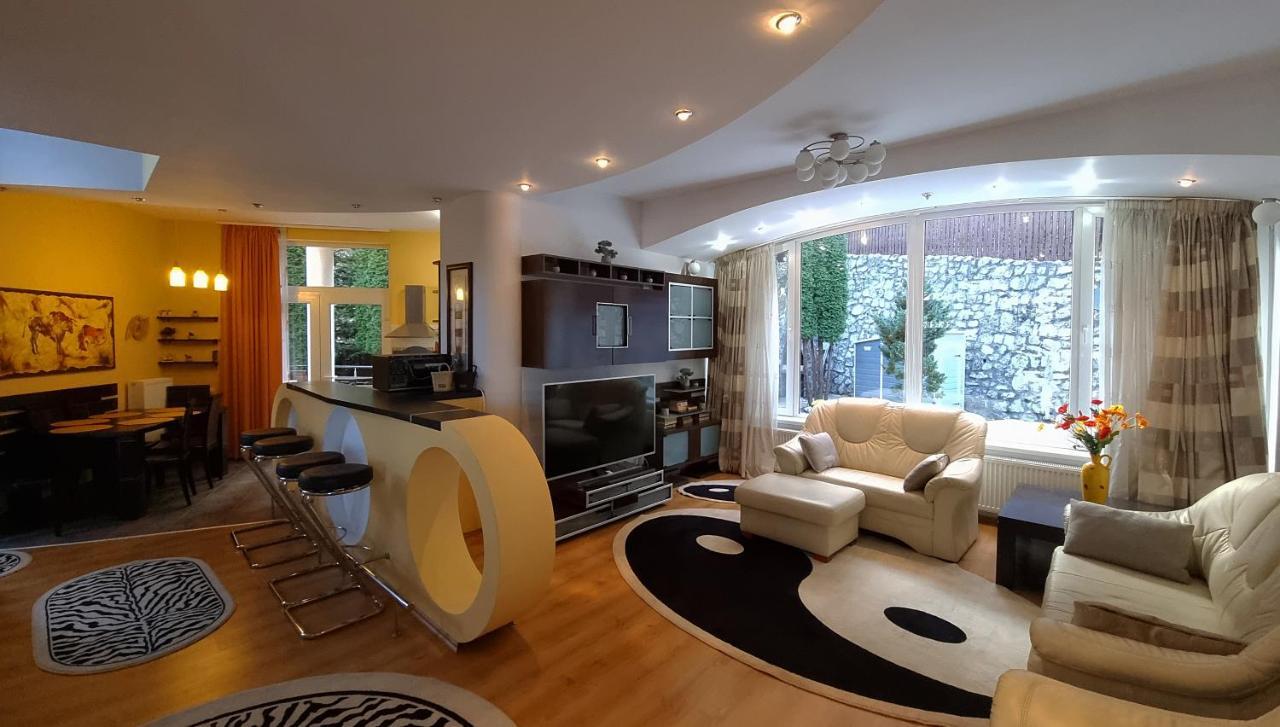 Marble Villa: Luxury Estate - Central But Intimate Sinaia Esterno foto