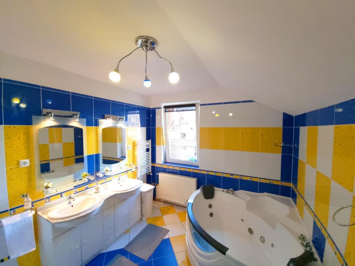 Marble Villa: Luxury Estate - Central But Intimate Sinaia Esterno foto